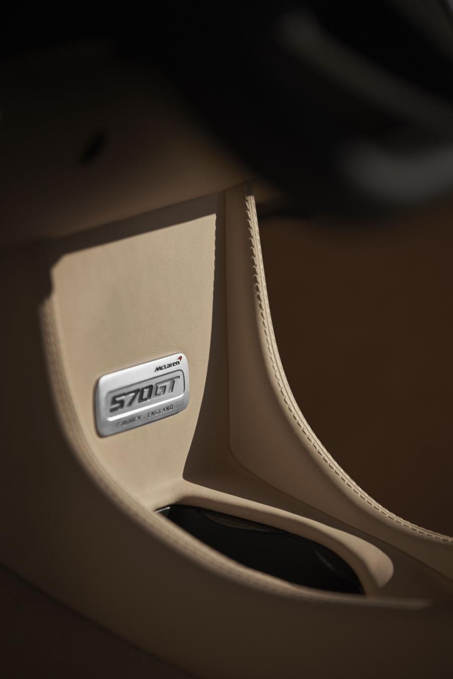 Детали интерьера McLaren 570GT 2016 года  (UK) (фото 95 из 125)